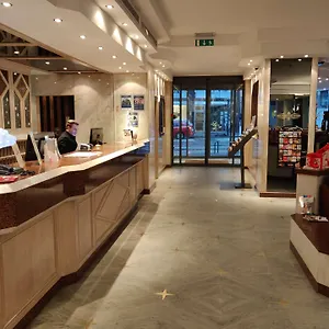 Western Royal Centre מלון